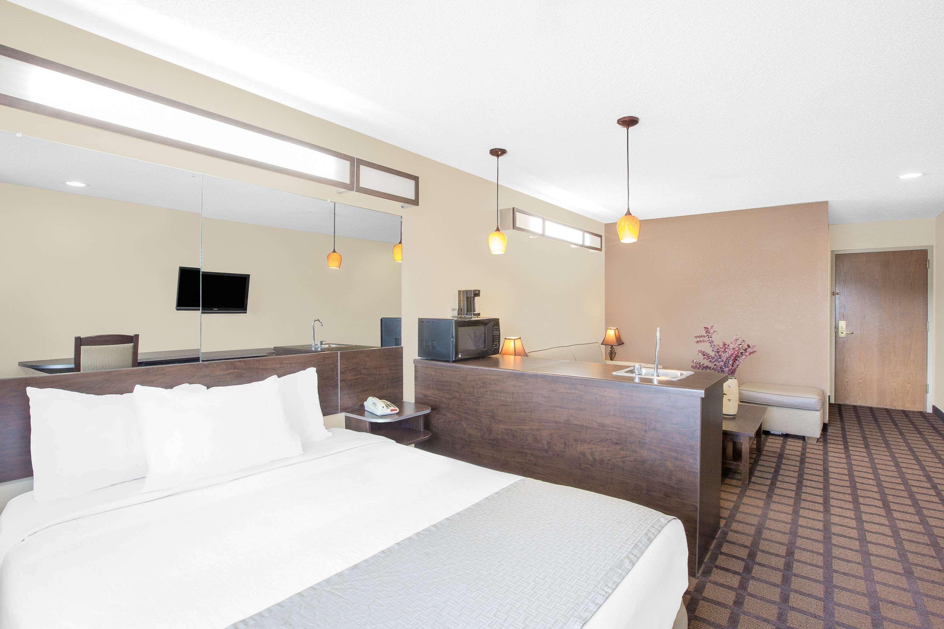 Microtel Inn & Suites By Wyndham Franklin Bagian luar foto